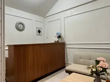 Lobby Wisma Apollo dengan area resepsionis dan sofa tunggu