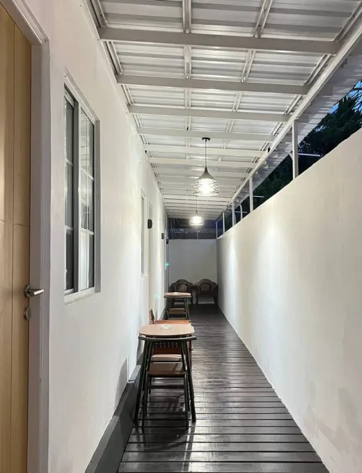 Area koridor dan fasilitas smoking area Wisma Apollo